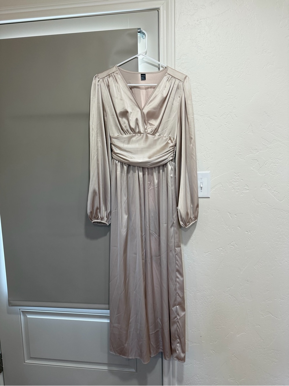 Elegant Satin Long-Sleeve Maxi Dress - Champagne